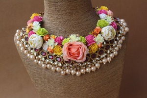 Bijoux élégants Rose Mehndi pour la mariée Haldi avec collier Tikka, boucles d'oreilles et bracelet, ensemble floral fait à la main - Product Image 4