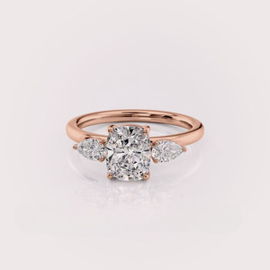 Anillo de compromiso con tres diamantes cultivados en laboratorio con corte cojín y piedras laterales en forma de pera en oro rosa/amarillo y blanco de 9k. - Product Image 6