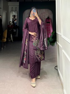 Costume Salwar en soie fabriqué à la main de créateur, robe longue pakistanaise Kameez Dupatta à la mode pour les cérémonies de mariage et de fête - Product Image 3