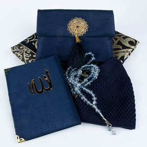 Juego de Regalo Musulmán Azul Oscuro Lavable para Oración Yaseen: Alfombra de Oración, Tasbih, Gorro Kufi, Bolsa Shantung - Regalo Perfecto para el Día del Padre o para el Novio - Product Image 2