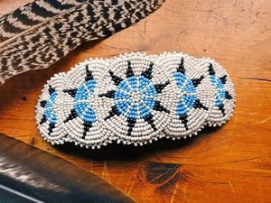 Pince perlée décorative avec broderie à la main - Product Image 2