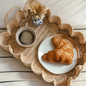 Plateau de service en rotin durable fabriqué à la main avec design de bord floral pour table de cuisine ou décoration intérieure pour les occasions de salle à manger - Product Image 3
