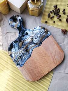 Tabla de cortar de resina y madera de alta calidad diseñada con patrones artísticos perfectos para una cocina elegante y una presentación de alimentos - Product Image 4