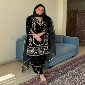 Ensemble Kurti Plazzo en velours VASTRA COTTAGE avec broderie, Plazzo Dupatta, tenue ethnique élégante pour les fêtes et les festivals - Product Image 1