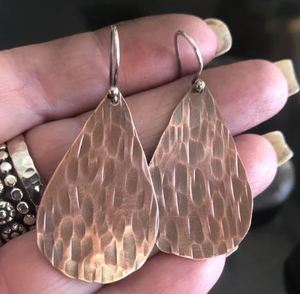 Boucles d'oreilles pendantes ovales en cuivre massif, artisanales, écologiques, modernes, avec logo personnalisé, cadeau personnalisable pour la fête des mères - Product Image 2