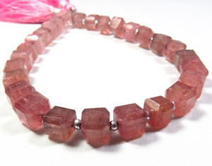 ลูกปัดควอตซ์สตรอเบอร์รี่สีชมพูธรรมชาติทรงเหลี่ยมขนาด 5.5-6.5 มม. 27 เม็ด บรรจุกล่องทรงลูกบาศก์ ความยาว 8 นิ้ว สำหรับทำสร้อยคอจากแอฟริกาใต้ - Product Image 2