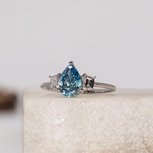 Bague de fiançailles en diamant de laboratoire de 3,00 carats, taille poire, bleu vif fantaisie, en or massif 14 carats avec pierres latérales en forme de trapèze, bague de mariage - Product Image 5
