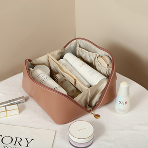 Nueva llegada, bolsa de maquillaje de moda con cremallera y diseño de letras, de piel sintética de alta calidad, bolsa de cosméticos portátil grande para viajes. - Product Image 2