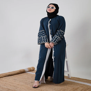 Abaya azul marino regia con bordado ornamental en el escote dorado. Disponible a precios de mayoreo. - Product Image 5