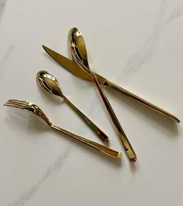 Elegante juego de cubiertos de metal para comedor, elaborado con precisión, ofrece un acabado pulido que mejora el ambiente gastronómico del hogar. - Product Image 5