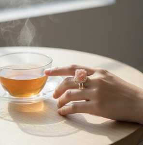 Bague artisanale minimaliste en sel de l'Himalaya, pierre rose naturelle sculptée, style amour au toucher réel, accessoire de mode pour le quotidien - Product Image 3