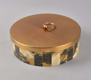 Caja Decorativa Redonda de Madera de Lujo Hecha a Mano con una Elegante Base de Resina Marmoleada Negra y Dorada con Acabado Pulido - Product Image 5