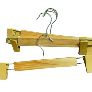 Cintres en bois de couleur naturelle de haute qualité comprenant 4 codes d'échantillon principaux MT01 (2 codes); MT02; MT03 pour vêtements - Product Image 1