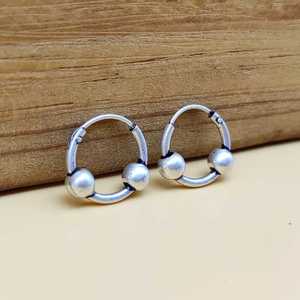 Boucles d'oreilles créoles en argent 925 de créateur Vintage Tribal Small Hoop Bijoux en argent pour mariages et cadeaux - Product Image 2