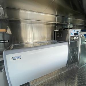 Le camion de crème glacée le plus cool, camion alimentaire motorisé en aluminium de 13 pieds avec machine à crème glacée molle, véhicule de service extérieur - Product Image 3