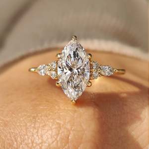 Anillo de compromiso con diamante marquesa en montura Muse - Product Image 1