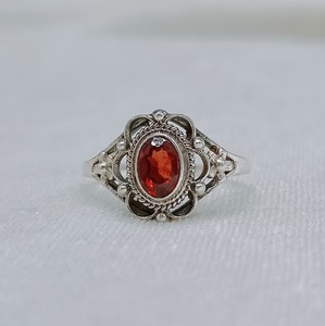 แหวนรูปไข่โกเมนสีแดงสำหรับผู้หญิงในเงินสเตอร์ลิงหรูหราอาร์ตเดคโคทำด้วยมือเครื่องประดับของขวัญการออกแบบหิน - Product Image 1