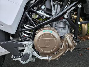 En stock: Motocicletas Supermoto 701 de 692cc, modelo 2026, en venta y listas para exportar. |   Ventas de automóviles - Product Image 5