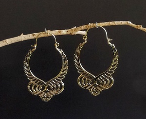 Boucles d'oreilles bijoux finis en laiton doré Boucles d'oreilles créoles artisanales pour filles - Product Image 3