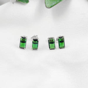 Boucles d'oreilles clous en quartz émeraude plaqué or en gros - Bijoux tendance en pierres précieuses - Product Image 1