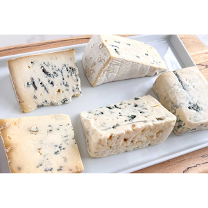 Queso azul cielo terciopelo cremoso, atrevido y picante, con una textura sedosa y un sabor intenso - Product Image 4