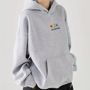 Sudadera con capucha gris clásica con diseño de logotipo colorido en el pecho hecha de tela suave transpirable, uso diario informal que ofrece comodidad y calidez - Product Image 2