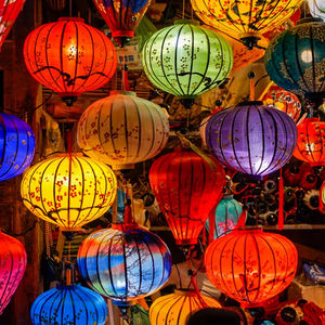 Belle lanterne en soie pour les dîners en plein air, les événements de jardin d'été, avec un style vintage, artisanat en bambou et soie - Product Image 3