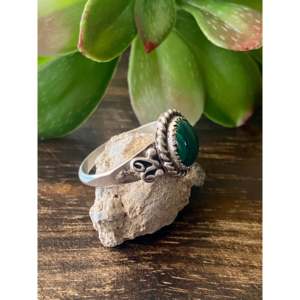 Anillo Navajo Hecho a Mano con Malaquita y Plata de Ley, Obra de Colección Cultural - Product Image 3