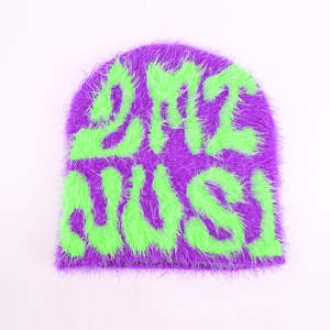 Gorro de punto con tela ligera, ideal para viajes y atuendos diarios. - Product Image 4