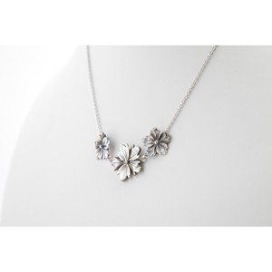Collier Triple Fleur en Coquillage Plaqué Rhodium - Product Image 4