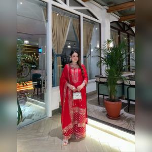 Conjunto de salwar kameez sharara chinon multicolor de estilo moderno con detalles de trabajo en resham y dupatta elegante, colección 2025 - Product Image 1