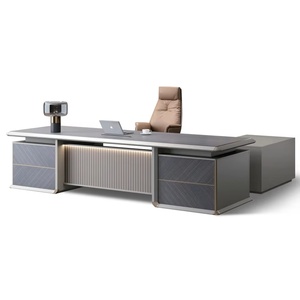 Escritorio Ejecutivo Extensible Moderno con Acabado en Madera Sólida y Detalles Metálicos - Product Image 1