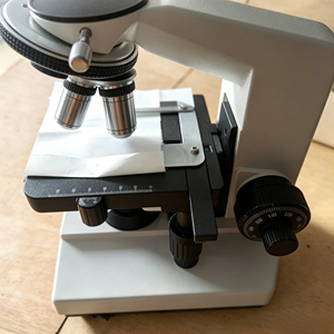 Microscopio Biológico Óptico XSZ 107T con Aumento de 1600X, Microscopio Trinocular con Interfaz para Cámara - Product Image 6