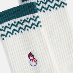 ODM Calcetines de algodón transpirables personalizados Patrones de invierno Bordado Diseño de punto de Navidad Estilo casual para hombres Mujeres Vacaciones - Product Image 3