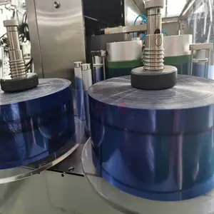 Unidade de máquina para moldar e embalar recipientes de garrafas de plástico e vidro para selagem de líquidos