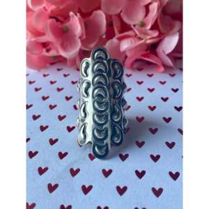 Anillo de Plata de Ley Hecho a Mano por Alex Sanchez con Piedras Preciosas, Patrón Geométrico con Baño de Rodio, Talla 7.5, para Uso Diario o Regalo - Product Image 1