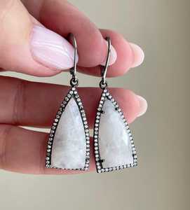 Boucles d'oreilles triangulaires en argent sterling 925 oxydé avec pierre de lune pavée et topaze blanche, fermoir à levier 30 mm, pierre de naissance de juin, éclatante - Product Image 1