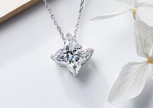 Magnifique collier en diamant Moissanite taillé en trèfle à quatre feuilles blanc Excellente coupe Bijoux personnalisés Meilleur cadeau de fête des mères - Product Image 3