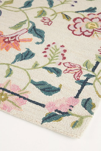Tapis en laine Hattie tufté à la main avec motif floral, parfait pour la chambre ou le salon, confortable et élégant. - Product Image 3