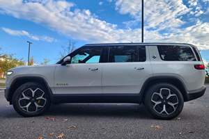 SUV Usado de Nueva Energía 2023 R1S Adventure con Tracción en las Cuatro Ruedas y Cuatro Motores - Product Image 6