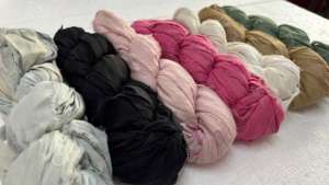 Ruban de soie recyclé en provenance de saris, 100% soie teinte, doux, déchiré à la main, textile pour la fabrication de bijoux, le tricot, le tissage et les projets d'artisanat - Product Image 4