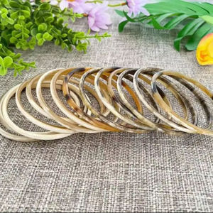 Conjunto de Pulseras de Cuerno de Búfalo Natural, Hechas a Mano, con Diseño Floral Tribal, Ligeras, Delgadas, Moda Sostenible - Product Image 6