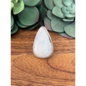Anillo Reda Galvan con Incrustaciones de Piedras Lunares, Moderno y Elegante, con Baño de Oro Rosa, Talla 8, Regalo Perfecto - Product Image 1