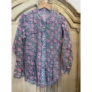 Chemise en mousseline de soie à imprimé floral vintage de luxe pour femmes, taille XL, style de mode quotidien avec décoration de logo en 3D pour l'été - Product Image 1