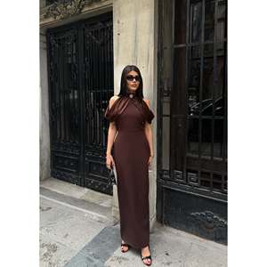 Vestido Largo Negro Elegante para Mujer missJANELL con Detalle de Broche, Manga Larga, Tela de Poliéster, Elastano y Satén para Ocasiones Formales - Product Image 1