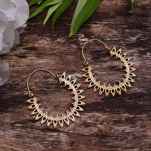 Boucles d'oreilles tribales bohème traditionnelles en laiton plaqué or Boucles d'oreilles créoles vintage en bronze à motif de paix Sertissage de lunette Vintage traditionnel - Product Image 2