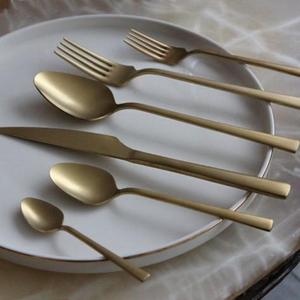 Ensemble de couverts en métal faits à la main pour un style de repas traditionnel et contemporain, mettant en valeur l'expertise et l'équilibre dans l'artisanat métallique - Product Image 3