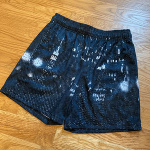 Pantalones cortos de baloncesto de malla con estampado gráfico del horizonte de la ciudad de Nueva York – Pantalones deportivos negros - Product Image 2