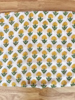 Tissu en coton pur blanc de qualité supérieure avec motifs floraux jaunes de fleurs de marguerite et feuilles vertes, imprimés à la main selon la technique traditionnelle de Jaipur.