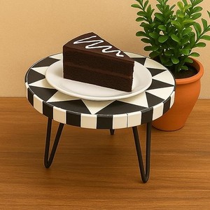 Soporte moderno de resina y metal para Tartas, diseño geométrico en blanco y negro, base duradera, elegante exhibición de postres para el hogar y eventos - Product Image 3